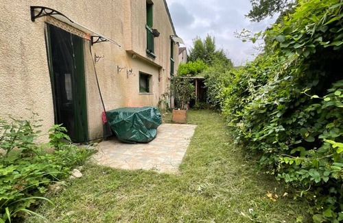 Pradines House | Holiday Home in Pradines with Renovated Private Garden