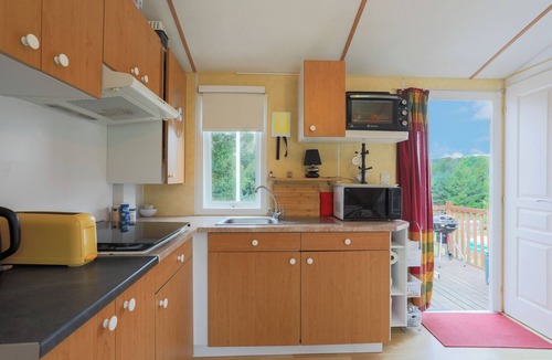 Caurel House | Holiday Home 'Joli Mobil-home Guerledan' with Private Terrace and Private Garden