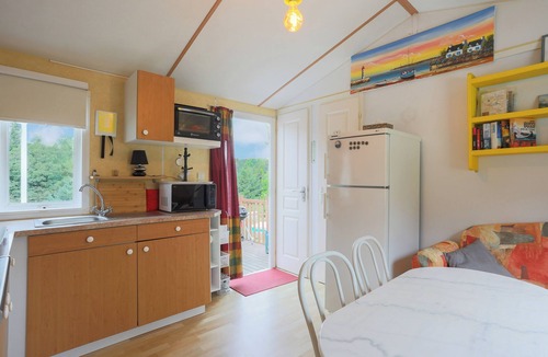 Caurel House | Holiday Home 'Joli Mobil-home Guerledan' with Private Terrace and Private Garden