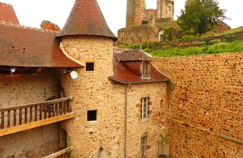 Herisson House | Holiday Home 'L'ancien Collège' with Private Pool, Wi-Fi and Air Conditioning
