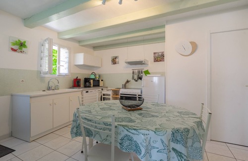 Saint-Just-Luzac House | Holiday Home 'L'Olivier' with Private Terrace, Wi-Fi and Air Conditioning
