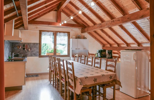 Yenne House | Holiday Home 'L'orée Du Bois' with Mountain View, Wi-Fi and Air Conditioning