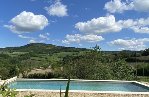 Ouroux House | Holiday Home “La Basse Cour” with Shared Pool, Terrace and Wi-Fi