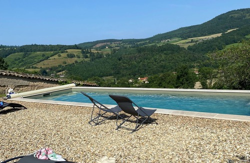 Ouroux House | Holiday Home “La Basse Cour” with Shared Pool, Terrace and Wi-Fi