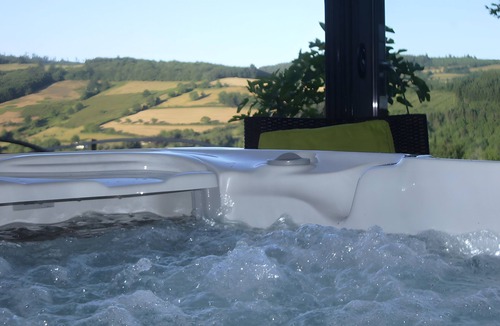 Ouroux House | Holiday Home “La Basse Cour” with Shared Pool, Terrace and Wi-Fi