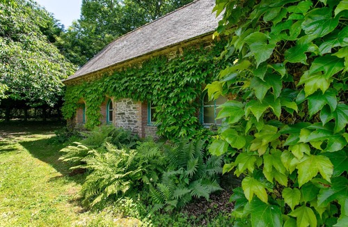 Tredarzec House | Holiday Home 'La Bergerie' with Private Garden and Wi-Fi