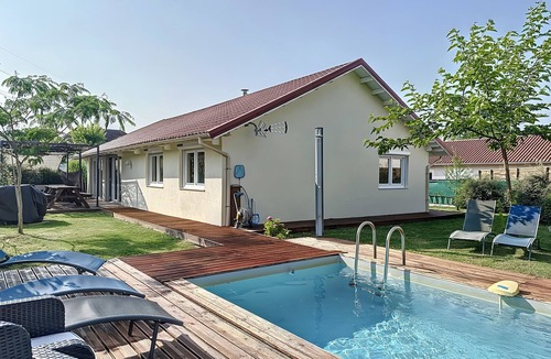 Aoste House | Holiday Home 'La Cabane À Ingalls' with Private Pool, Private Terrace and Wi-Fi