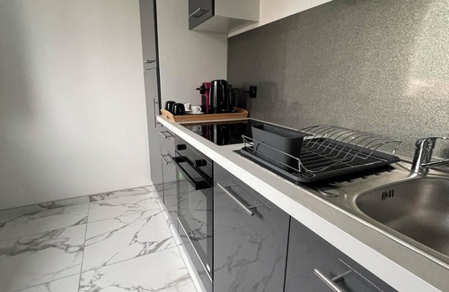 Melun House | Holiday Home 'La Casa De Lové Suite Jacuzzi' with Private Garden and Wi-Fi