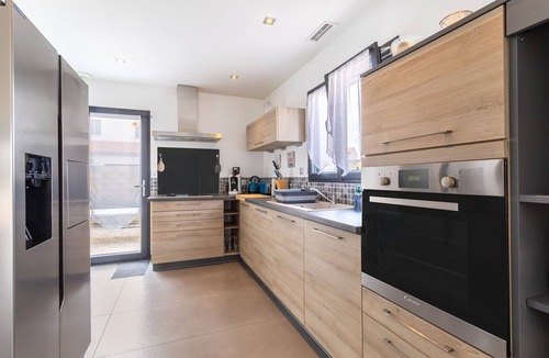 Cabestany House | Holiday Home 'La Casa Del Benestar' with Private Terrace, Wi-Fi and Air Conditioning