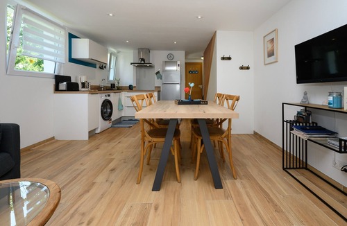 Pluneret House | Holiday Home 'La Fleur De Vie' with Private Garden and Wi-Fi