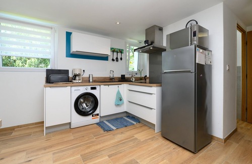 Pluneret House | Holiday Home 'La Fleur De Vie' with Private Garden and Wi-Fi