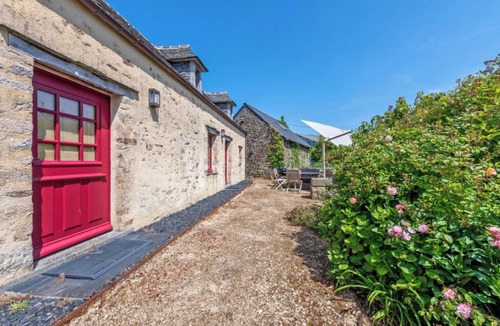 Commana House | Holiday Home 'La Longère - Piscine - Spa - Jardin' with Shared Pool, Private Terrace and Wi-Fi