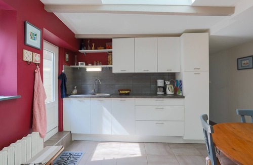 Pontrieux House | Holiday Home 'La Maison De Pêcheur Chez Alice' with Private Terrace, Private Garden and Wi-Fi
