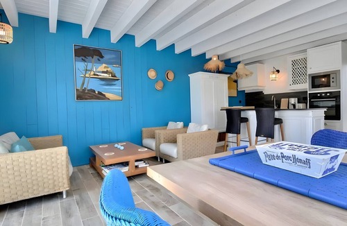 Carnac House | Holiday Home 'La Maison Bleue Domainedecolomban' with Wi-Fi