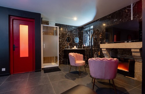 Quimperle House | Holiday Home “Le Cocon Secret – Sauna – Jacuzzi” with Shared Garden and Wi-Fi