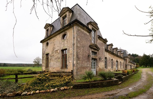 La Chapelle-Caro House | Holiday Home 'Le Crévy - Le Chateau - 8 Pers' with Private Terrace, Shared Garden and Wi-Fi