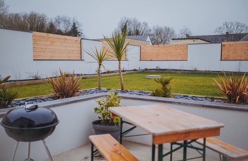 Camors House | Holiday Home 'Le Desirella' with Private Terrace, Wi-Fi and Air Conditioning