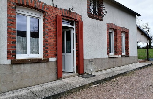 Subligny House | Holiday Home 'Le Gîte du Champ de la Croix' with Private Terrace, Private Garden and Wi-Fi