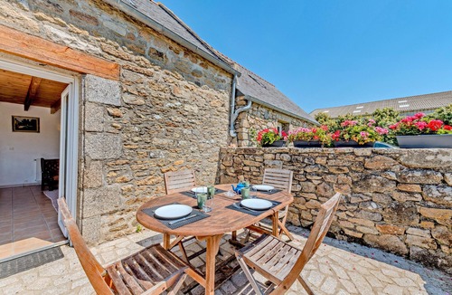 Porspoder House | Holiday Home 'Le Gîte Vert 3' with Private Terrace and Shared Garden