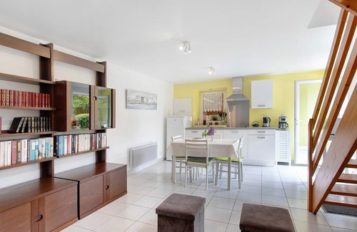 Lantic House | Holiday Home “Le Nid du Goéland” with Private Terrace, Shared Garden & Wi-Fi