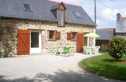 Lantic House | Holiday Home “Le Nid du Goéland” with Private Terrace, Shared Garden & Wi-Fi