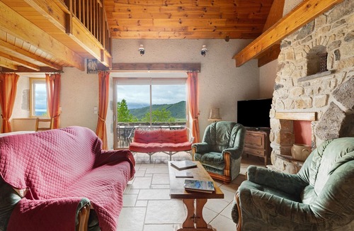 Rentieres House | Holiday Home 'Le Panorama' with Mountain View, Shared Terrace and Wi-Fi
