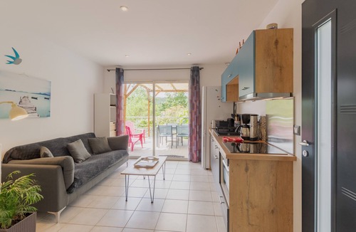 Payzac House | Holiday Home 'Le Pequelet' with Shared Pool, Wi-Fi and Air Conditioning