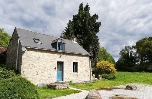 Ploerdut House | Holiday Home 'Les 3 Gîtes De Kerlividic' with Shared Pool, Shared Garden and Wi-Fi