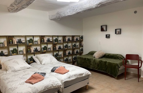 Saumane House | Holiday Home 'Les Châtaigniers' with Mountain View, Private Garden and Wi-Fi