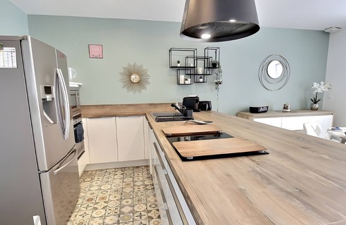 Matignon House | Holiday Home 'Les Hirondelles' with Private Terrace and Wi-Fi