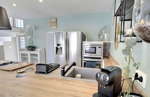 Matignon House | Holiday Home 'Les Hirondelles' with Private Terrace and Wi-Fi