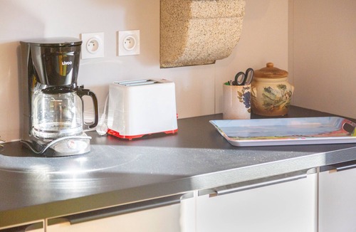 Mellac House | Holiday Home 'Les Hirondelles' with Private Terrace, Private Garden and Wi-Fi