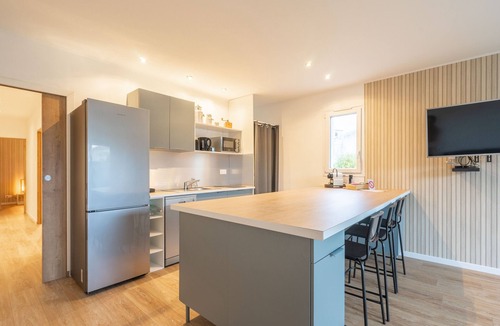 Saint-Hippolyte House | Holiday Home “L’instant Fleuri” with Private Terrace and Wi-Fi