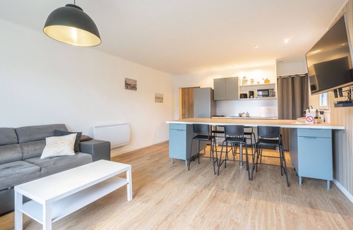 Saint-Hippolyte House | Holiday Home “L’instant Fleuri” with Private Terrace and Wi-Fi