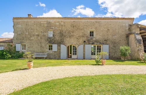 Sainte Gemme House | Holiday Home 'Maison De Vacances Avec Piscine' with Private Pool, Private Terrace and Wi-Fi