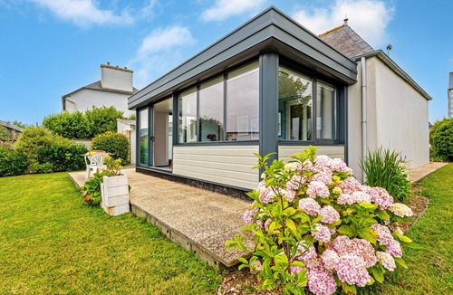 Plouider House | Holiday Home 'Maison 4 Pers 5kms De La Plage' with Private Terrace and Private Garden