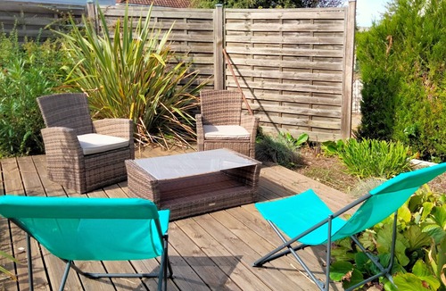 Bourges House | Holiday Home 'Maison Au 19' with Shared Terrace, Shared Garden and Wi-Fi