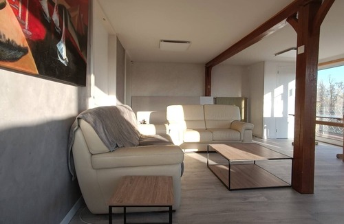 Bourges House | Holiday Home 'Maison Au 19' with Shared Terrace, Shared Garden and Wi-Fi