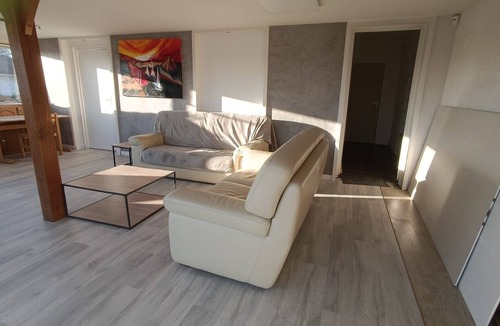 Bourges House | Holiday Home 'Maison Au 19' with Shared Terrace, Shared Garden and Wi-Fi
