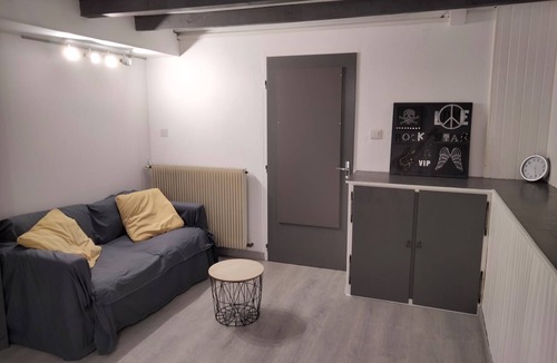 Bourges House | Holiday Home 'Maison Au 19' with Shared Terrace, Shared Garden and Wi-Fi