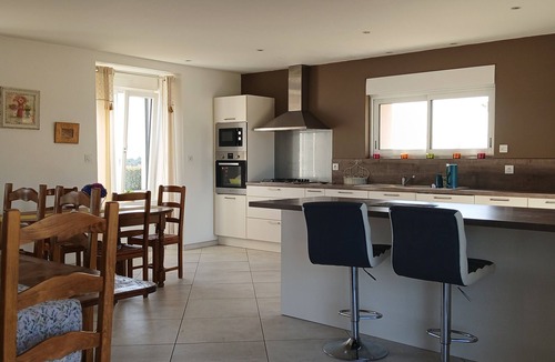 Brulon House | Holiday Home 'Maison De Campagne Brûlon' with Lake View, Private Terrace and Wi-Fi