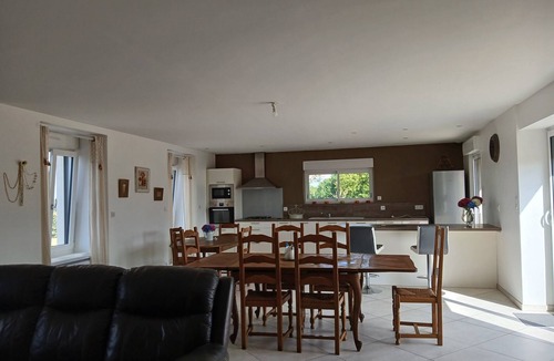 Brulon House | Holiday Home 'Maison De Campagne Brûlon' with Lake View, Private Terrace and Wi-Fi