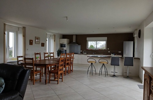 Brulon House | Holiday Home 'Maison De Campagne Brûlon' with Lake View, Private Terrace and Wi-Fi