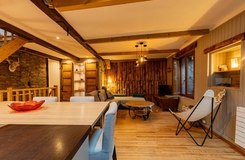 Orgeix House | Holiday Home 'Maison De Village' with Private Terrace