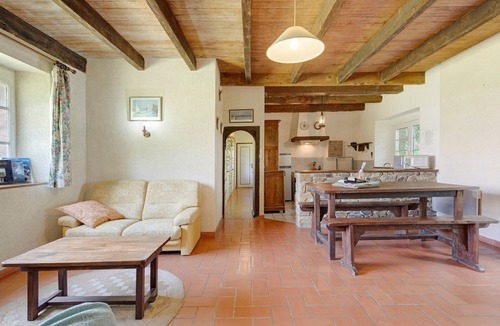 Tredarzec House | Holiday Home 'Manoir De Kerhir' with Private Garden and Wi-Fi