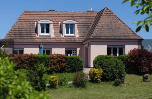Paray-le-Monial House | Holiday Home 'Proprit Haut De Gamme Le Clos' with Private Terrace, Private Garden and Wi-Fi