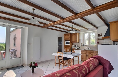 Mahalon House | Holiday Home 'Single-Storey' with Private Terrace, Shared Garden and Wi-Fi