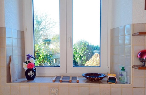 Mahalon House | Holiday Home 'Single-Storey' with Private Terrace, Shared Garden and Wi-Fi