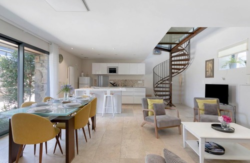 Paimpol House | Holiday Home 'Ti Plom' with Private Terrace and Wi-Fi