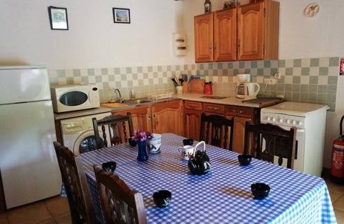 Ploerdut House | Holiday Home 'Topaze - Gîtes De Kerlividic' with Shared Pool, Shared Garden and Wi-Fi